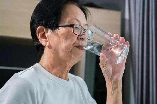 原创            医生发现：大量喝水的肺病患者，用不了多久，身体或有4大变化