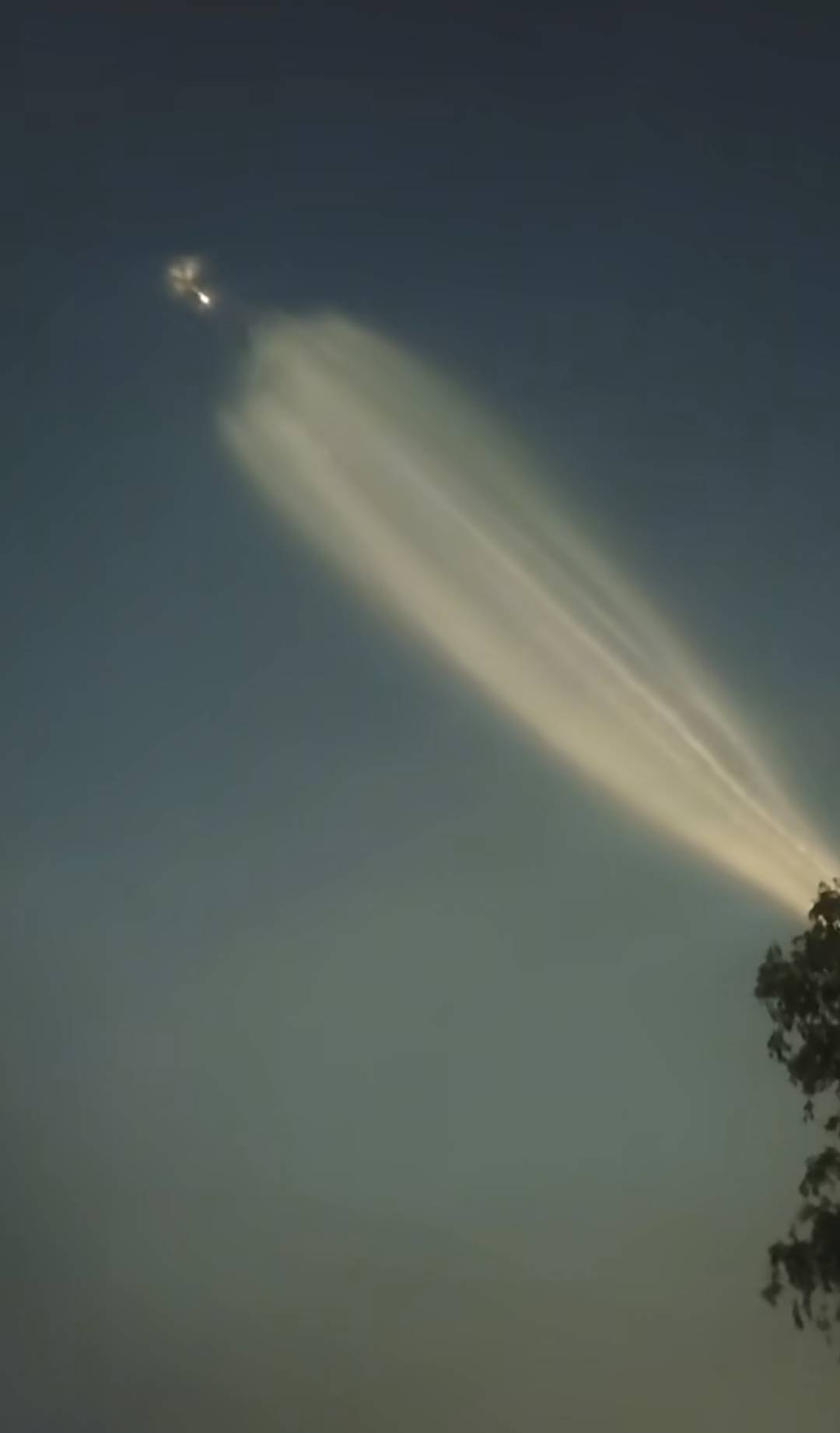 河南山西等地夜空现“不明飞行物”，形似导弹尾部喷出水母形烟雾，气象部门：系运载火箭发射后产生的冰晶云