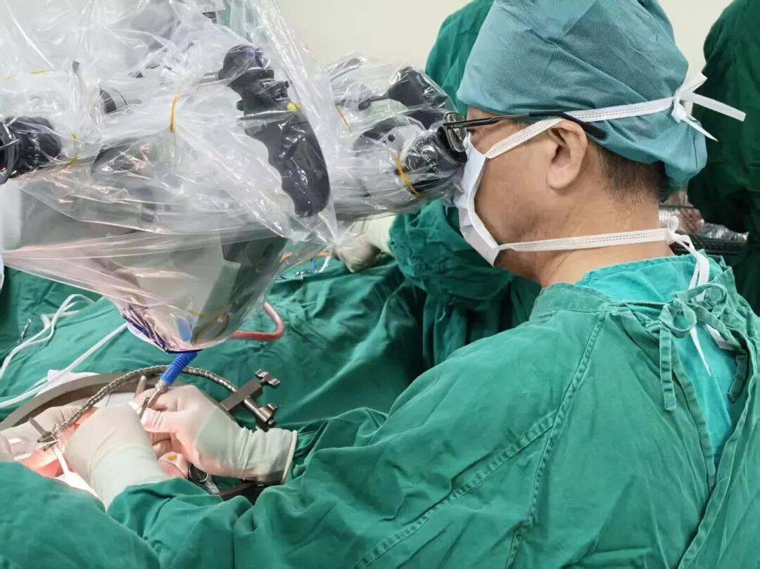 患者突发双眼视力下降 视野快速变窄 眼科建议赶紧神经外科就诊保视力