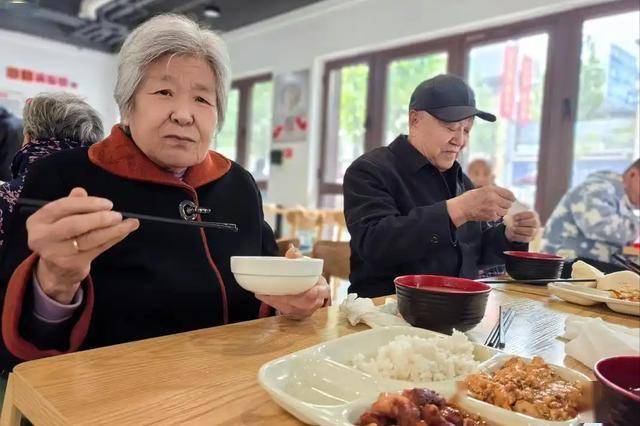 晚饭七分饱被推翻了？医生提醒：过了55岁，吃饭尽量要做到这4点