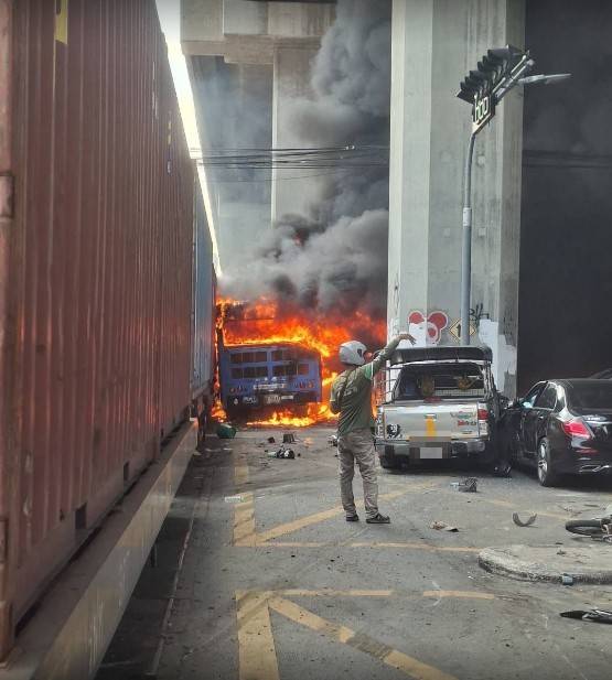 泰國曼谷一列火車與公交車相撞 已致多人死亡海報