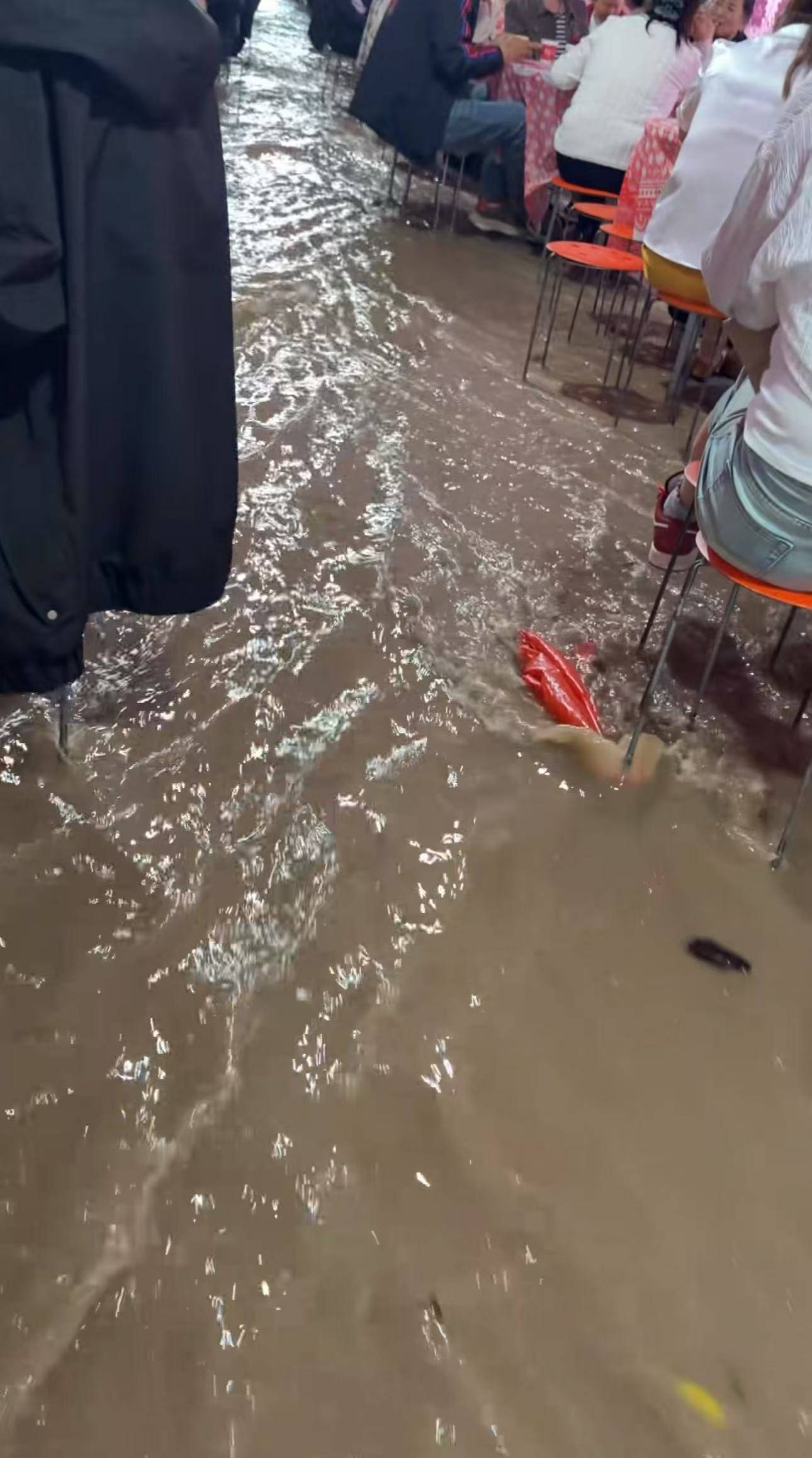 陜西一婚宴遇暴雨變“水上流水席”，賓客：等了兩個小時才上菜，蹚水離開，大雨寓意好海報