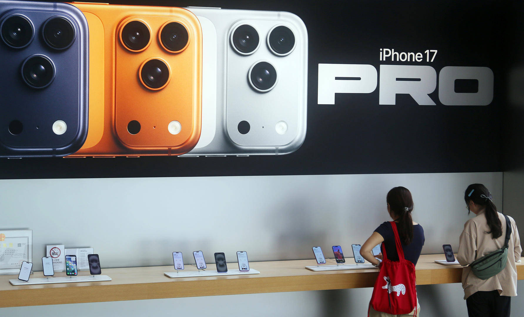 iPhone 17系列降價(jià)1000元，華為小米集體跟降，手機(jī)“價(jià)格戰(zhàn)”再起海報(bào)