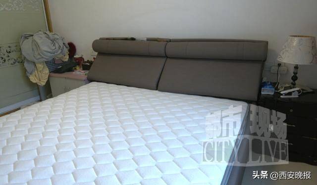 60岁老人买"慕思"品牌床垫 一个月后发现疑似血印要换新遭拒(图1)