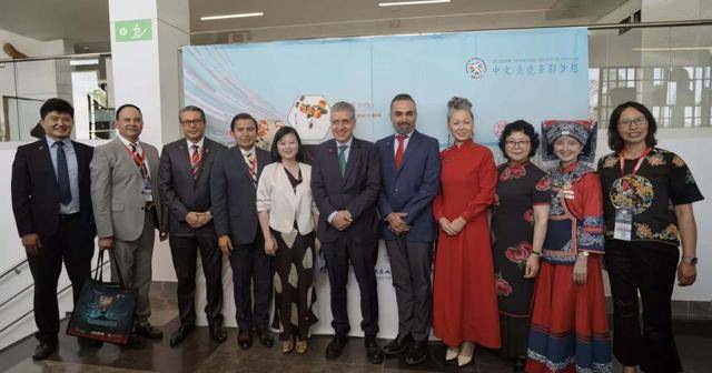 2026国际中文日｜“非遗正青春之青春绣语”中国刺绣艺术墨西哥巡展开幕