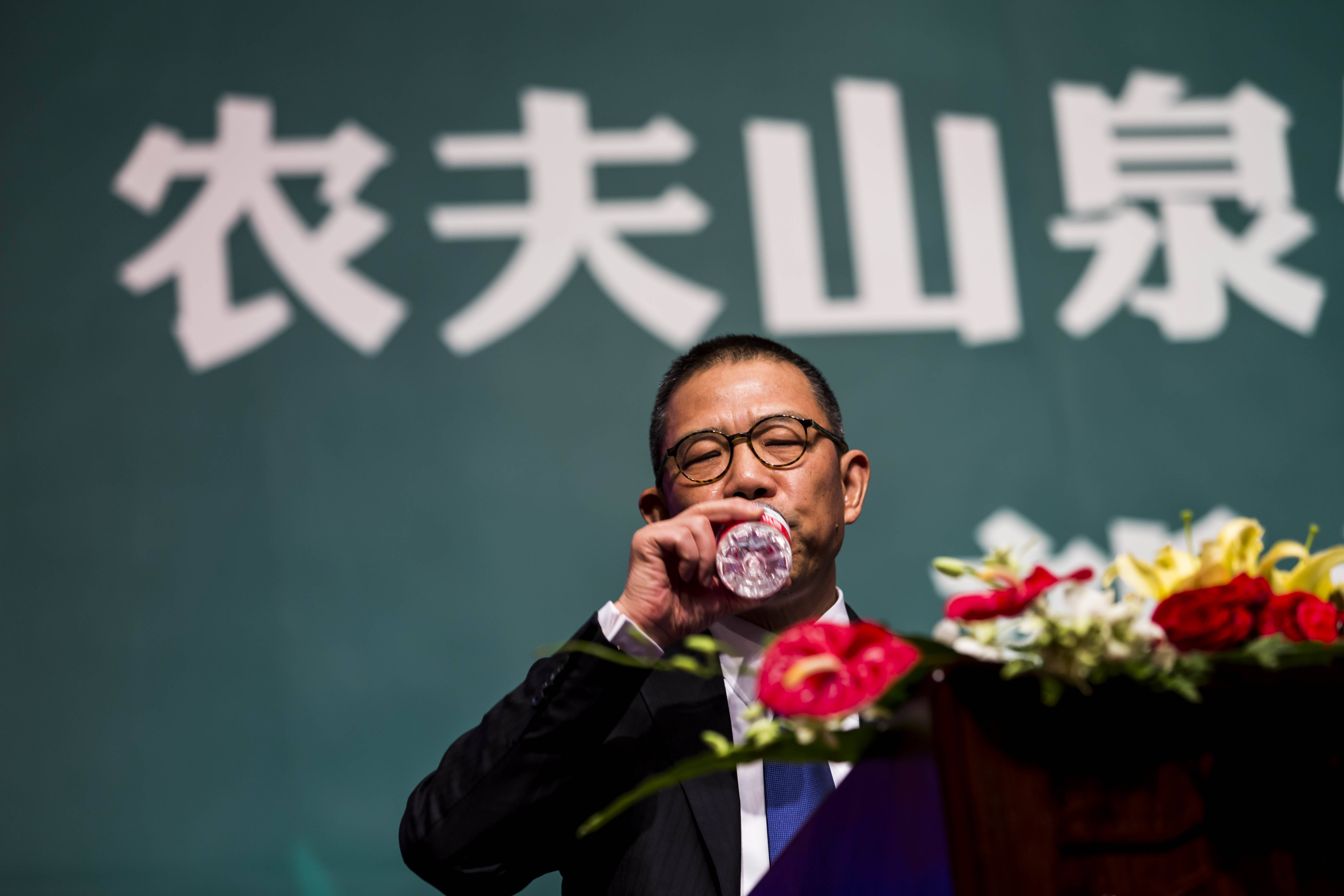 前首富钟睒睒杀入电池局：背靠养生堂，造了一个商业帝国