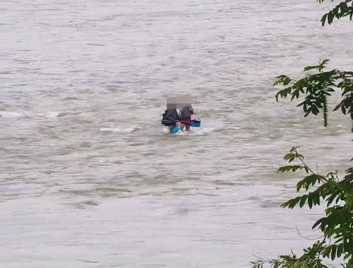 张家界两男子在河道中央钓鱼遇涨水被淹遇难，目击者：水刚来时，他们原本有机会逃生