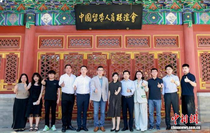 《对话青年·破晓：在世界舞台中央》新书在京发布
