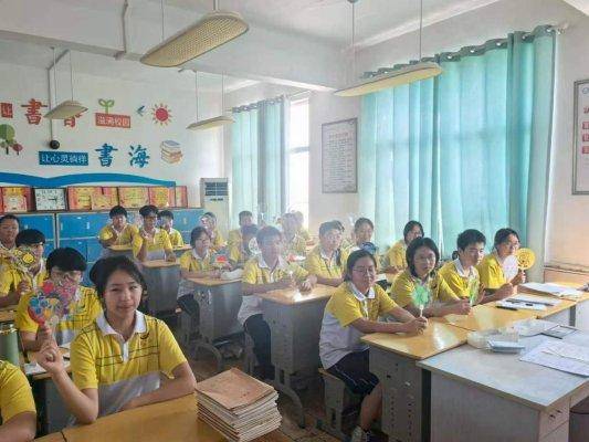 山东省淄博市第十中学开展透明扇 DIY 绘画减压暨中考祝福活动