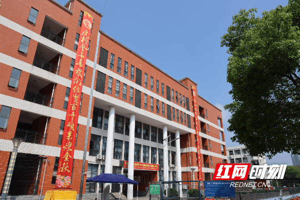 邵阳高考对联鉴赏⑨新邵县第八中学：栗山毓秀，看绛帐传薪，八秩黉门腾紫气