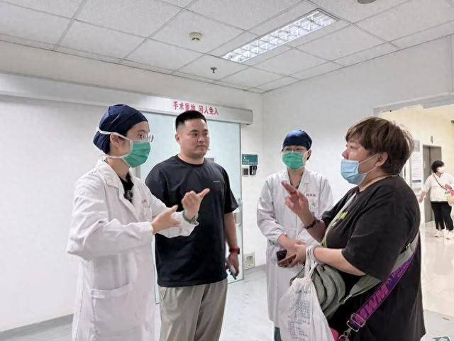 Sign Language Guardian in the Operating Room! Gentle Escort for Elderly Women's Health→