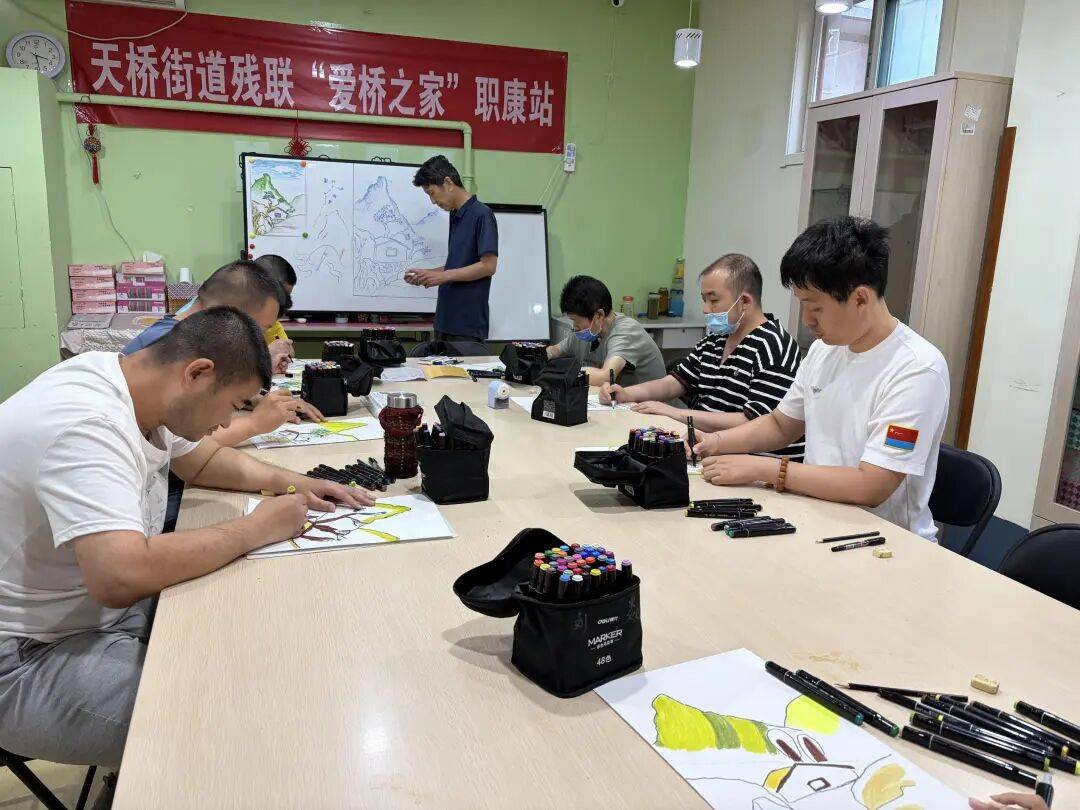 天桥街道职康站开展山水画主题绘画康复活动
