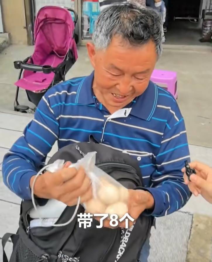 考场外，60岁父亲背8个土鸡蛋接儿子，他心仪的大学回应了！
