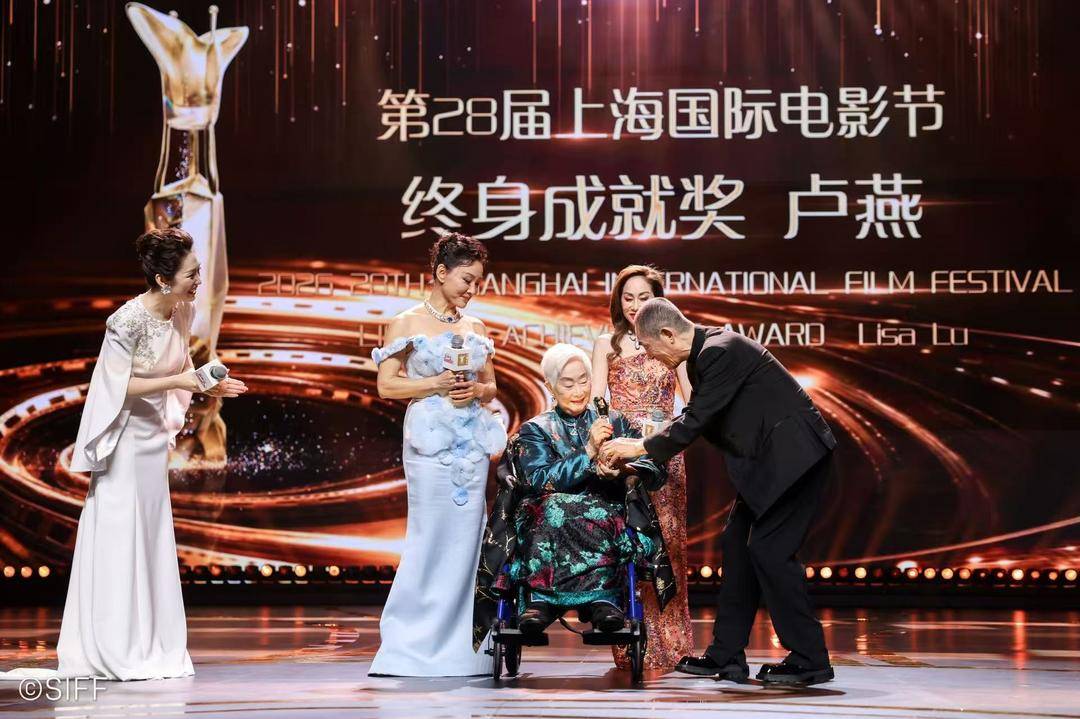 百岁艺术家卢燕获“终身成就奖”：我不想退休，我还想演戏