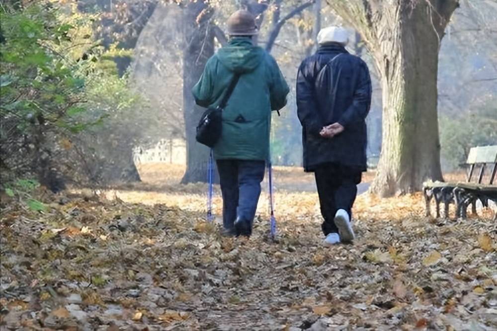原创            61岁大婶患肾癌去世，平时睡眠充足爱遛弯，医生：3个毛病改不了