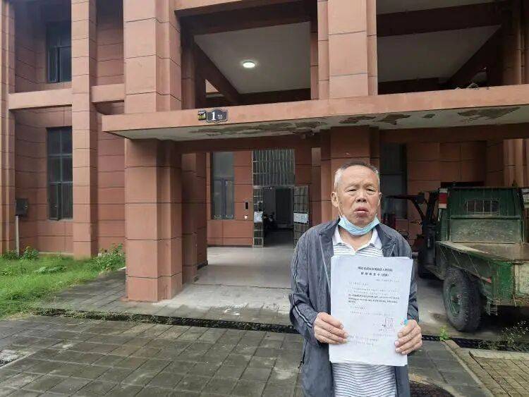 71岁男子倾尽积蓄承建住宅楼 被街道办拖