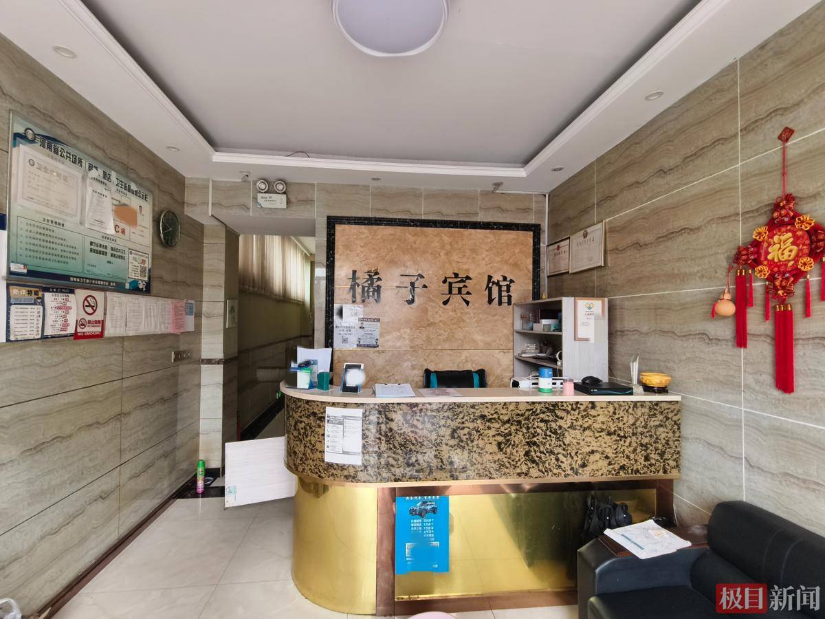 “桔子酒店”起诉“橘子宾馆”案延期开庭，原告称对方造成其损失500多万，商标侵权索赔10万