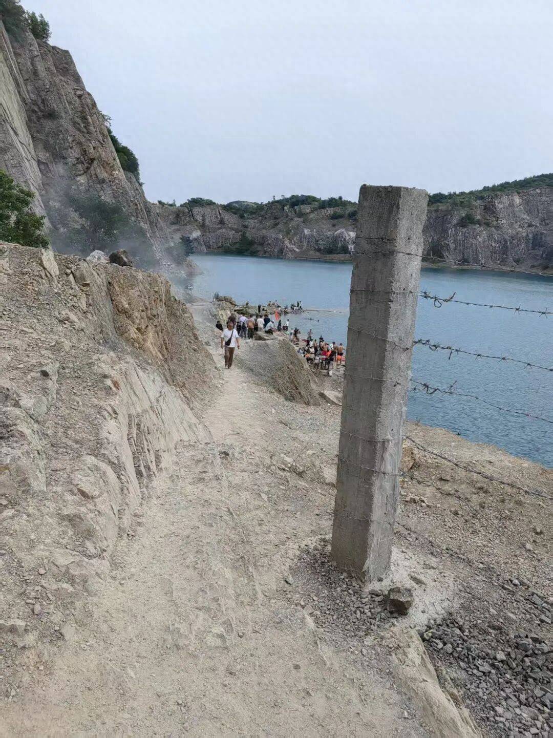 安徽15岁女孩在一网红景点拍照时坠湖身亡前一天刚参加中考事后网上仍有人推荐前往打卡官方：事发地是废弃矿坑