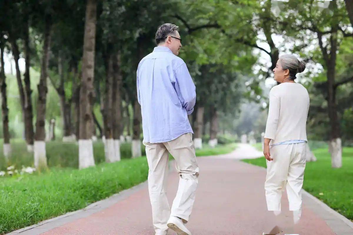 心梗与散步有关？医生多次提醒：人65岁以后，散步要多注意这几点