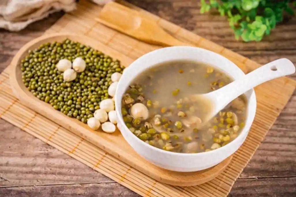 原创            绿豆汤再次被关注！医生提醒：糖尿病人喝绿豆汤时，要留意这5点