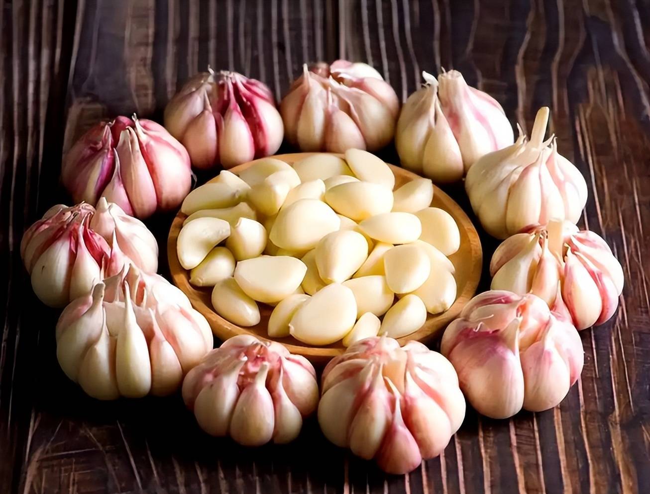原创            大蒜再次被关注！调查发现：糖尿病患者常吃大蒜，或出现4种变化