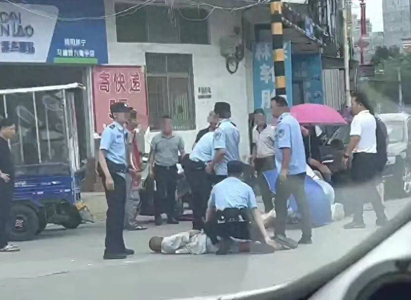 广东揭阳一村民当街杀害村支书！原因是怀疑村支书在征地补偿款上推诿、刁难，上前制止的快递人员也被刺伤；二审法院：维持黄某欢死刑判决