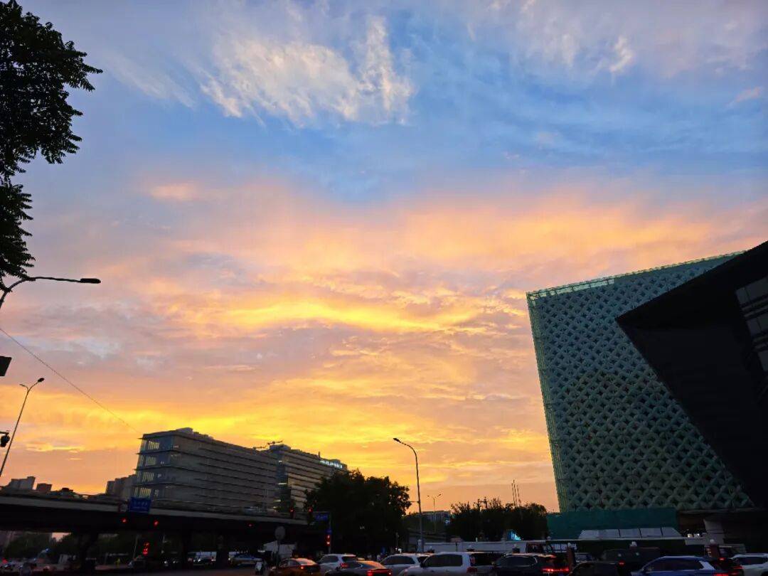 暴雨过后，北京出现油画般晚霞