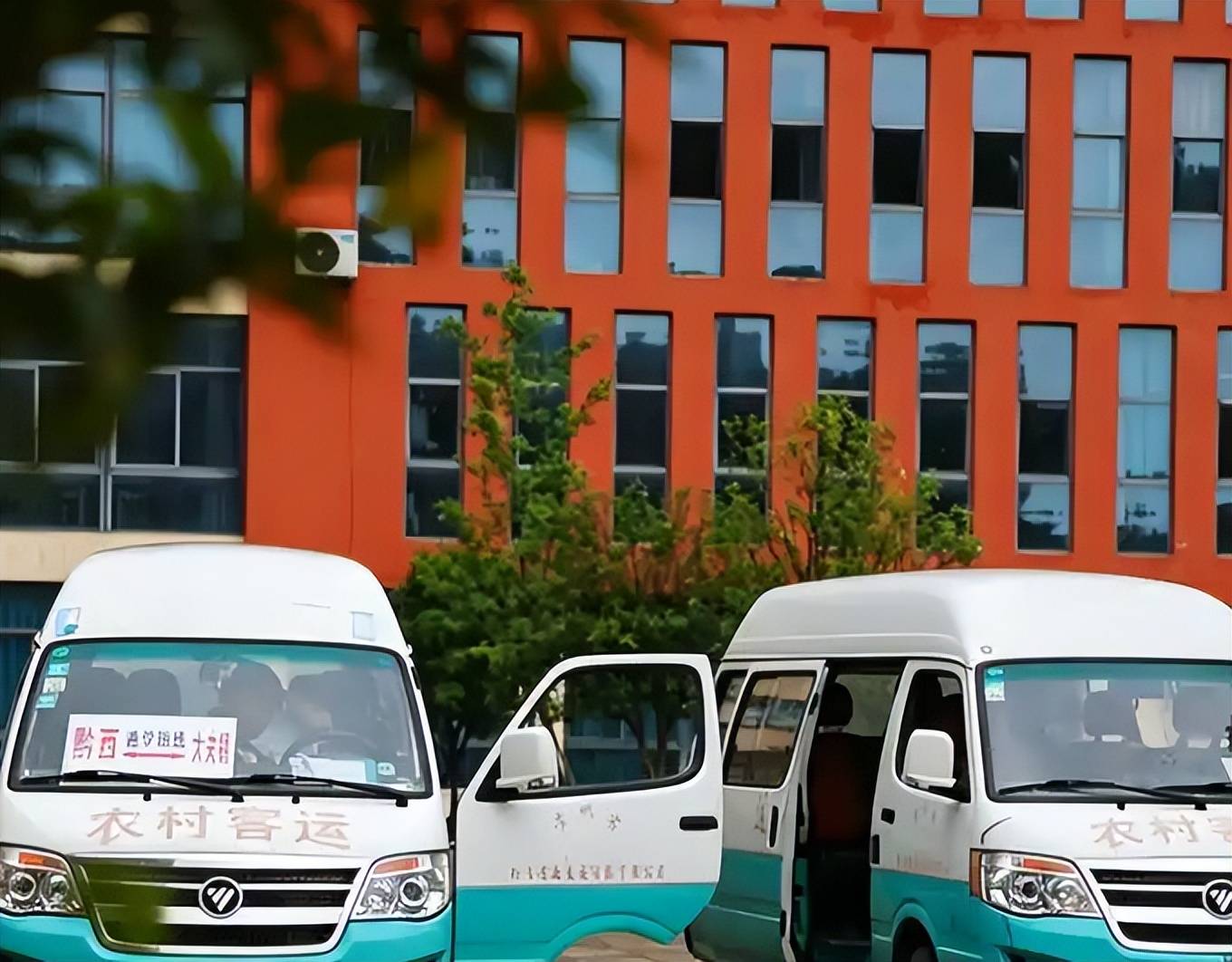农村孩子,为什么坐上黑校车?因为不得不坐! 图片