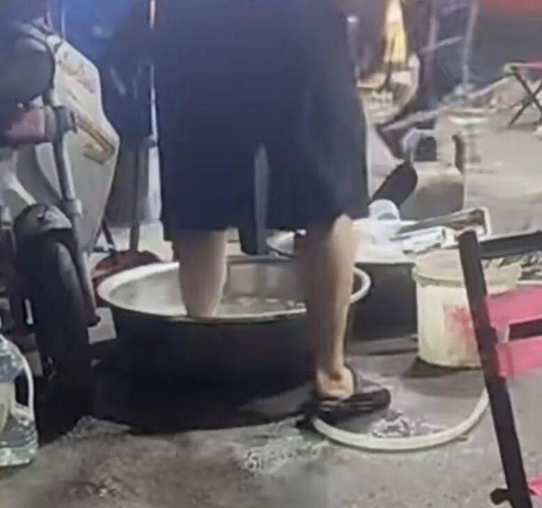 后厨洗菜盆竟成洗脚盆？官方调查坐实，涉事烧烤店全面消杀