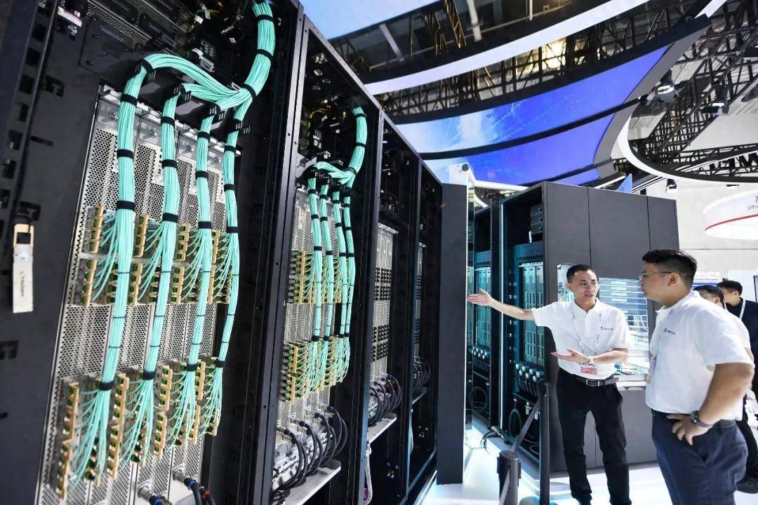 造价过亿的黑色机柜，站上C位