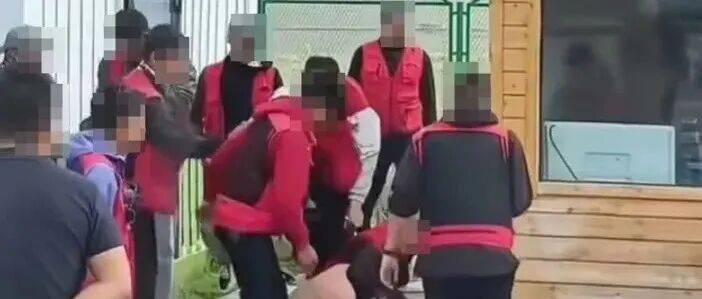 赛里木湖景区通报“多名工作人员殴打司机”：现场有10名景区工作人员，确认有7人参与了殴打行为，已被辞退，公安机关已介入
