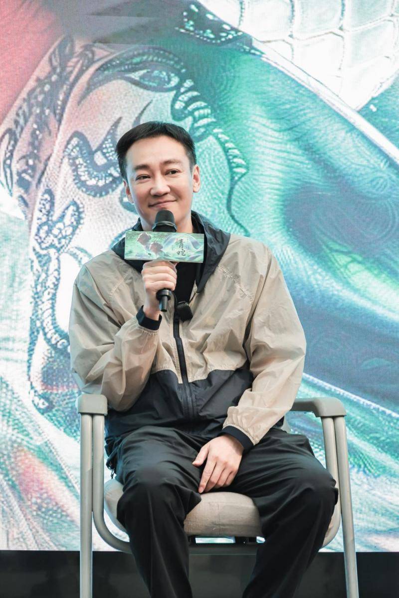 担任话剧《青蛇》艺术指导，辛柏青“归来”，五十岁不想过被定义的人生