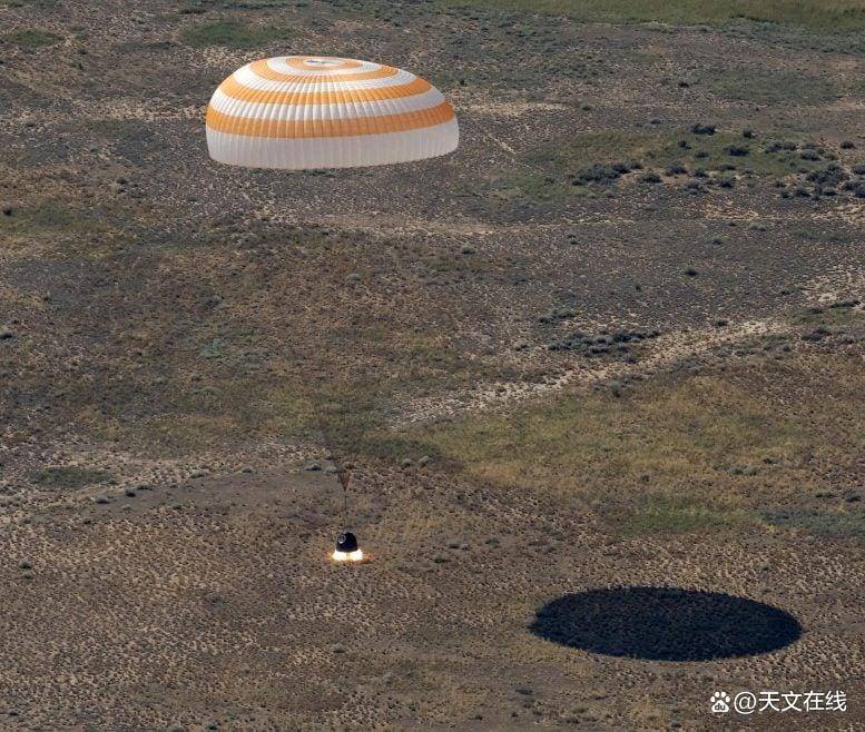 
        NASA宇航员绕地3856圈后返回地球