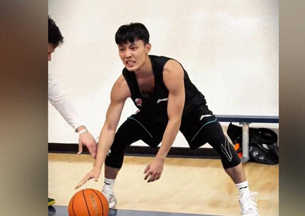 广东男篮传来三条动态：徐杰接任新任队长，陈海涛批准薪资上调，徐昕替补上调至一队