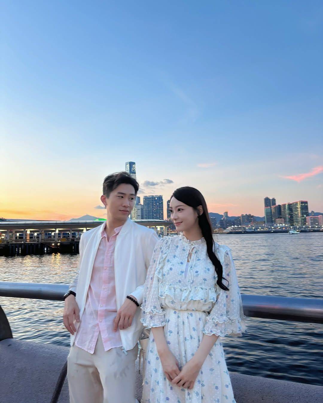 香港知名演员晒大尺度照片,衣着暴露险走光,在网上售卖泳装写真 香港知名演员晒大尺度照片,衣着暴露险走光,在网上售卖泳装写真
