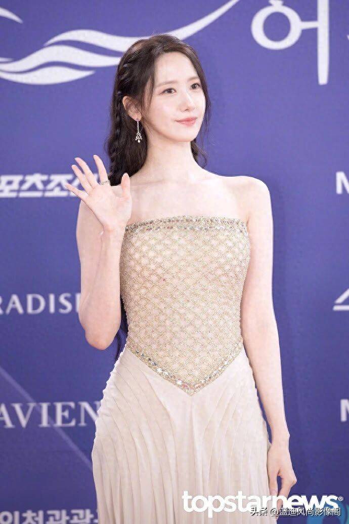林允儿：香槟抹胸高定配 Qeelin 珠宝，温婉仪态撑住全场主持气场