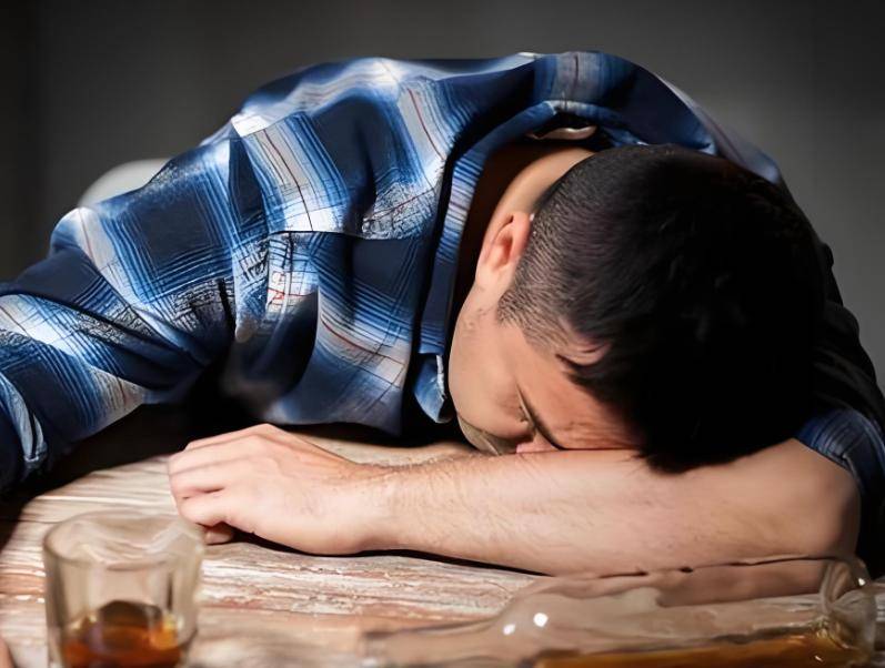 原创            爱喝酒的人，晨起如果经常出现 “四个信号”，可能离肝病不远了