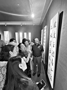 “荷而不同”栗维亚艺术作品展开展