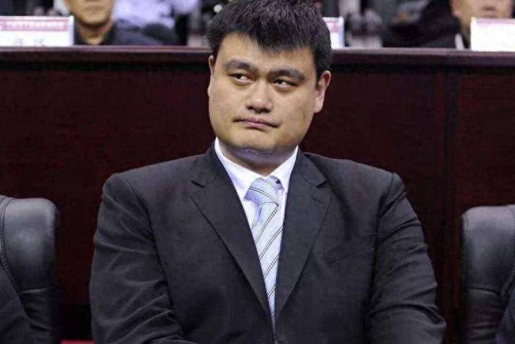 卸任篮协主席1年，姚明近况曝光，再次印证易建联的那句评价