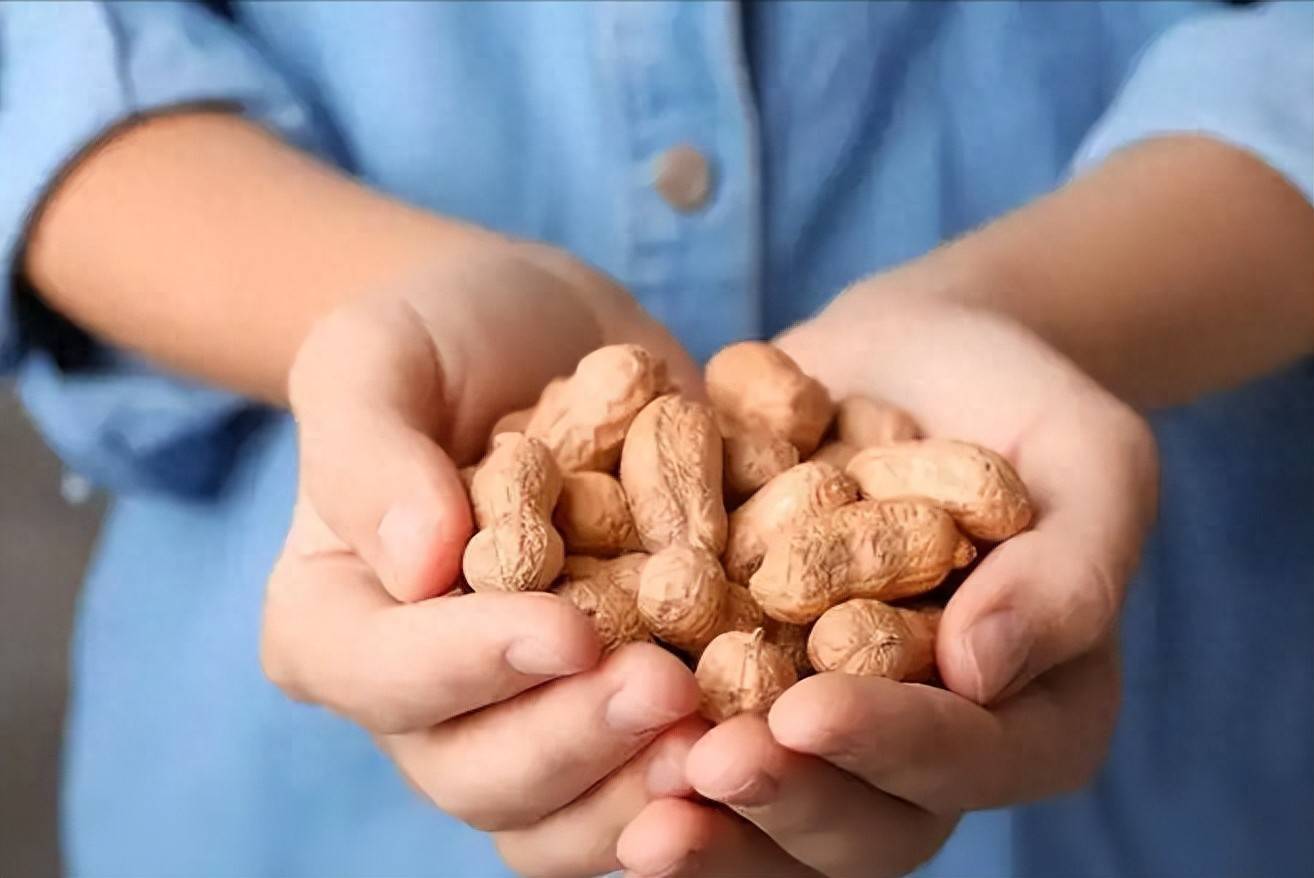 原创            脂肪肝患者一点花生都不能吃？医生：不想肝脏受损，要远离这4物