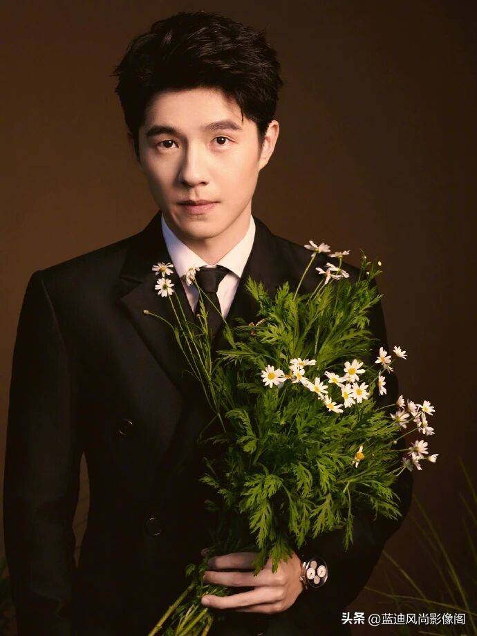刘昊然百花奖提名亮相!爱马仕双排扣西装,靠剪裁撑起绅士格调_版型_男士_苏柳昌