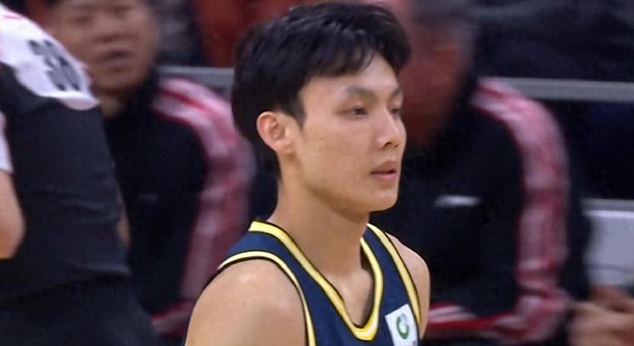 广东宏远最新动态！徐杰带队出战热身赛事，杜锋深夜公开发声，陈老板相中全新大外援人选