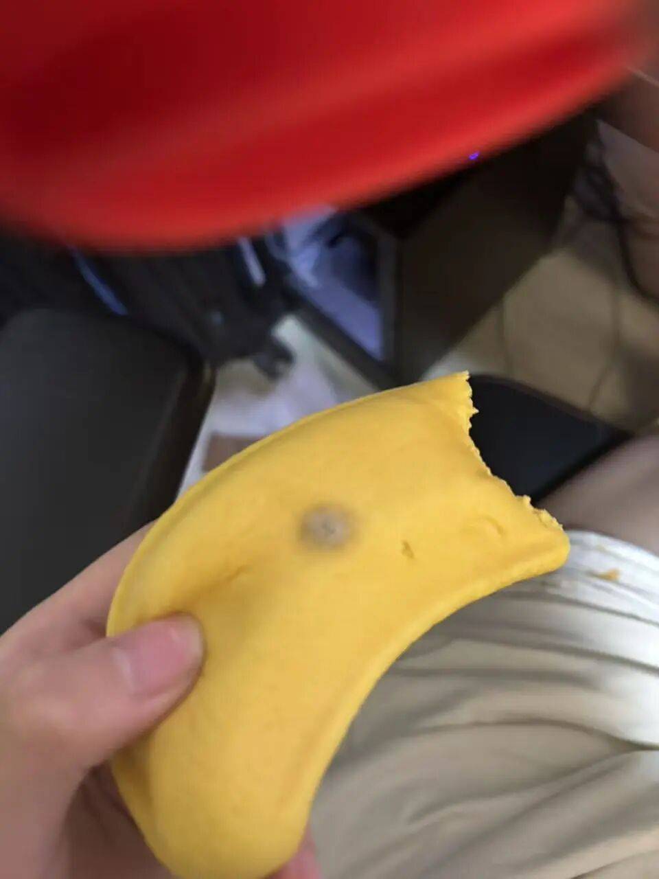 贵阳一消费者自述食用瑞幸外卖面包致腹泻：