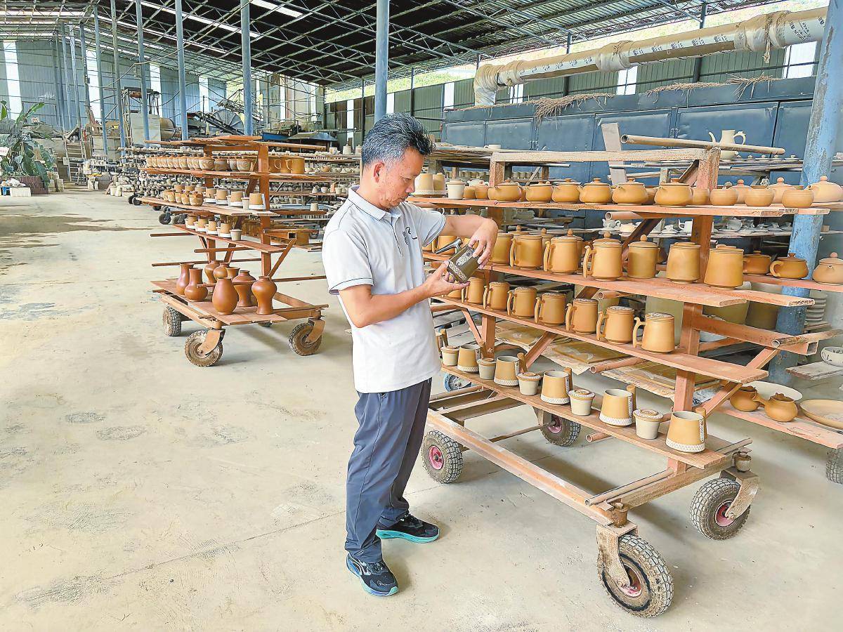 滇瓦紫砂：质在陶瓷间 响作金石声