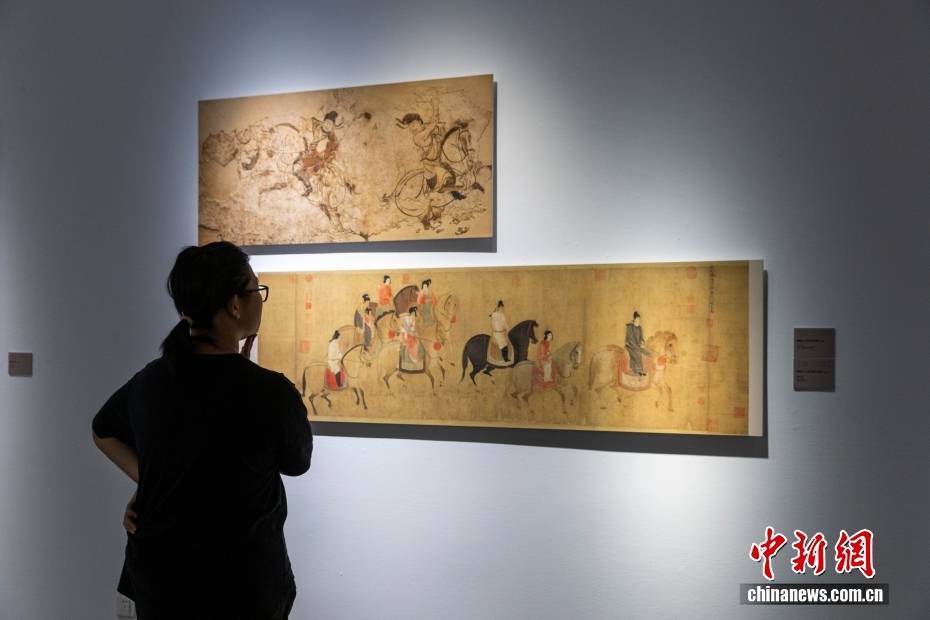 “神骏千载——中土马文化艺术展”吸引民众观展