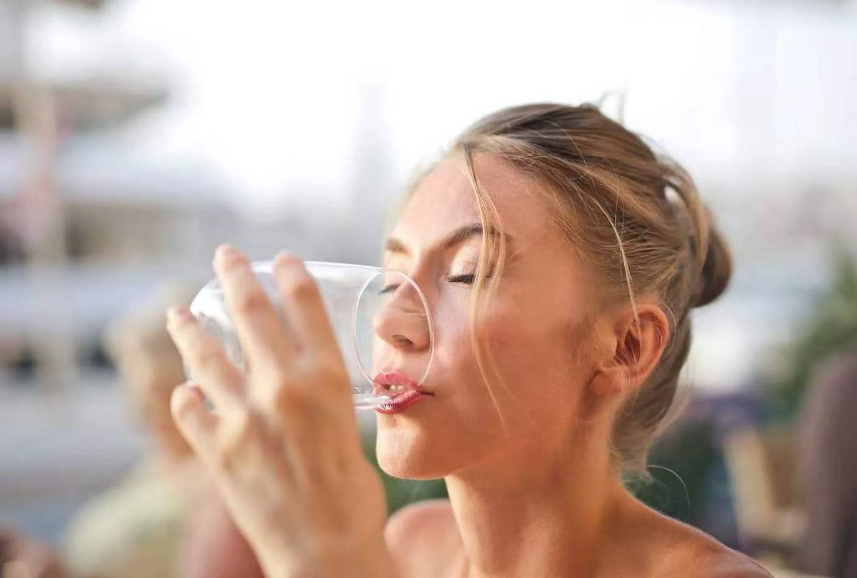 原创            医生调查发现：大量喝水的高血压患者，不用多久，身体或有4变化
