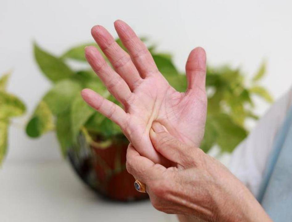原创            体内有癌，手指先知？医生：手指出现5个异常，或是癌症的信号