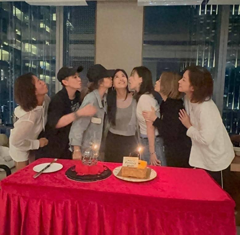 香港知名女星生日，“七魔女”今年罕见聚齐，打破不和传言