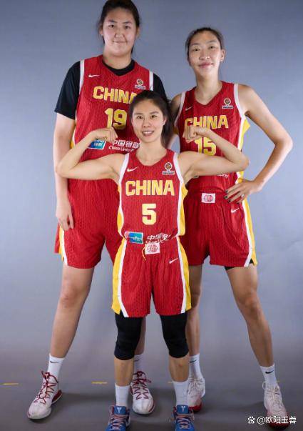 中国女篮世界杯首战美国，定妆照独缺李月汝，王思雨脚踝90度崴伤