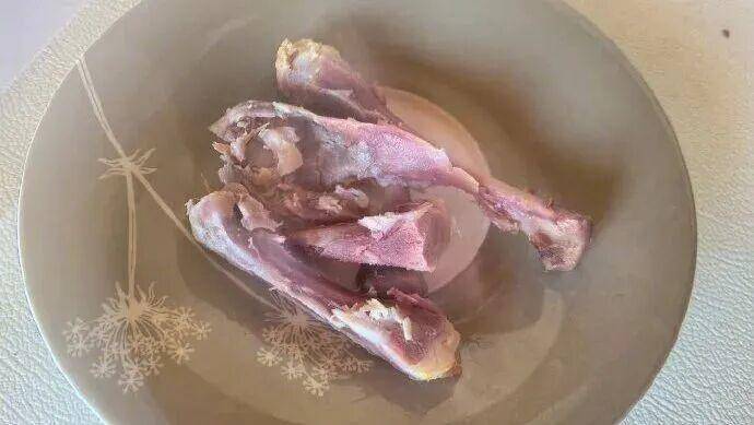 买来的炸鸡，骨头还是红色的，真的熟了吗？能吃吗？